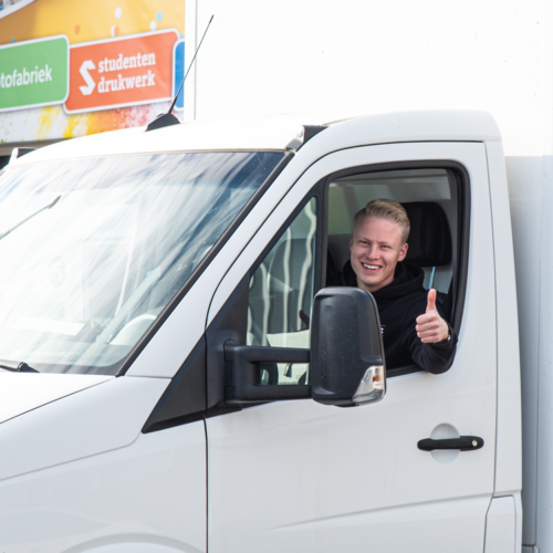Printmanagement-logistiek-3_750x750 Werknemer in bedrijfswagen